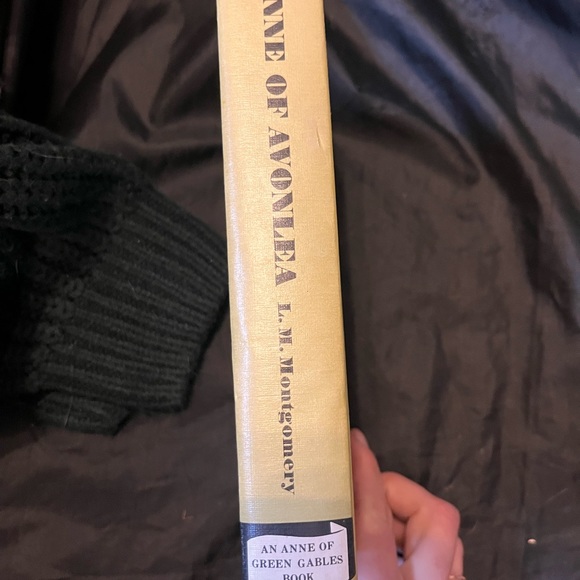 Shelf Display Books - Picture 4 of 16